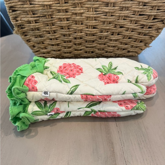 Pomegranate Floral Oven Mitts w/ Green Ruffle, Set of 2 - Picture 4 of 6